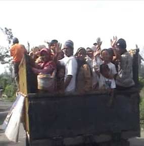 Tangis Bahagia Mewarnai Kepulangan Pengungsi Merapi Magelang  