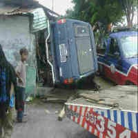 Kijang Masuk Selokan di Kalijudan Berhasil Dievakuasi 