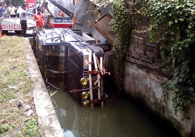 Mobil Kijang Nyemplung Selokan