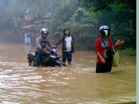Pacitan Dikepung Banjir, Jalur Pacitan-Ponorogo Lumpuh Total
