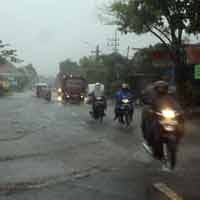 Banjir di Kraton Membuat Arus Lalu Lintas Surabaya-Pasuruan Merayap