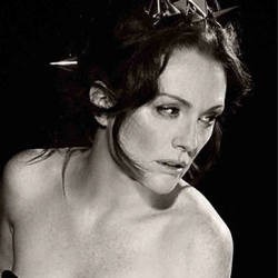 Jadi Dewi Yunani, Julianne Moore Tampil Vulgar di Kalender Pirelli