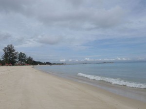 Pantai Lagoi, Pantai Trikora dan Wihara Dharma Sasana