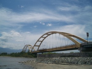 Melintasi Jembatan Lengkung Pertama di Indonesia