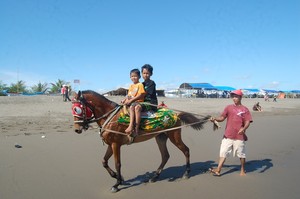 Rohyini,Tukang Sewa Kuda di Pantai Petanahan Kebumen 