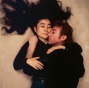 Romantisme John Lennon dan Yoko Ono di Mata Fotografer