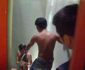 Pencuri Ayam Berusaha Kabur dengan Telanjang Saat Sidang Digelar