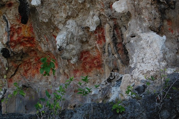 Lukisan Telapak Tangan Dinding Batu
