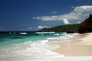 Pantai Selatan Lombok: Keindahan yang Menenangkan