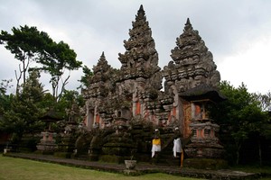 Agungnya Pura Mandara Giri Semeru di Lumajang