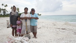 Lima Puluh Ribu Rupiah Untuk 20 Karung Kerang Pantai
