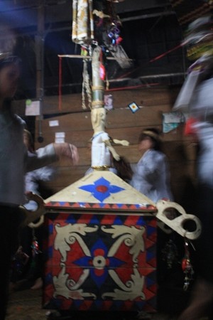 Ritual Pemberian Makan Arwah di Eheng