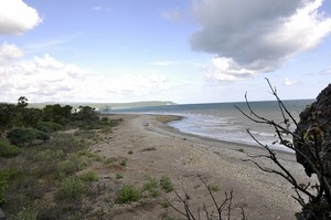  Keindahan Pantai Oepaha diatas Goa Jepang