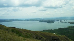 Menikmati Pesona Danau Sentani Dari Bukit Makatur, Merasakan Romantisme Mac Arthur 