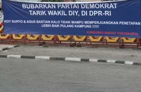 Di Yogya Muncul Spanduk Bubarkan PD dan Tarik Roy Suryo