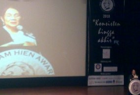 Pemberian Yap Thiam Hiem Award untuk Asmara Mengharukan