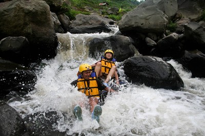 Tubing di Arus Sungai Krekep