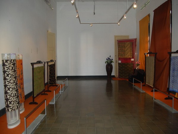 Melihat Koleksi Museum  Batik  Pekalongan 