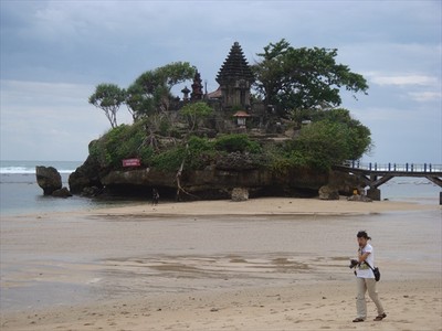 Pantai Balekambang dan Pulau disekitarnya