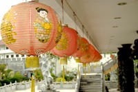 Lampion menghiasi vihara
