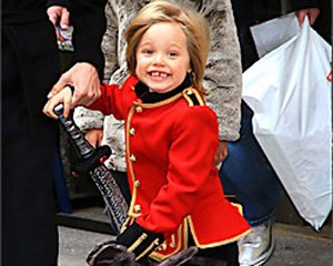 Gaya Busana Militer Anak Ala Shiloh Jolie-Pitt