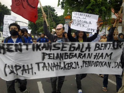Forum Perjuangan Rakyat Demo di Gedung Grahadi