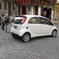 Panik, Warga Beijing Buru Mobil Baru