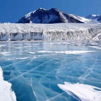Pria Rusia Nekat Terjun dari Puncak Gunung di Antartika