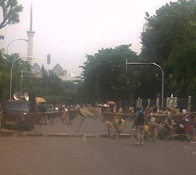 Perangkat Desa Punguti Baju, Lalu Mengikatnya untuk Blokir Jalan