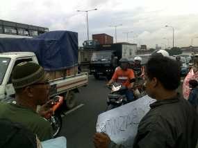 Ahli Waris Tanah Demo di Fly Over Pramuka, Macet 4 Km
