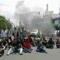 Pertigaan Jalan Airlangga Diblokir Mahasiswa