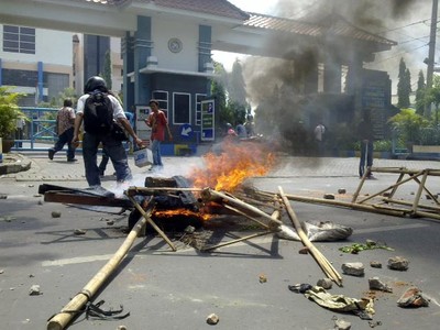 Hujan Batu Warnai Demo Tolak SBY
