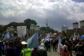 Demo Serikat Pekerja di Gedung DPR Memanas