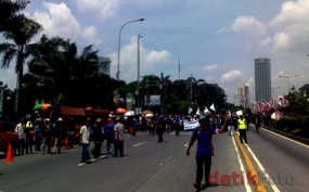 Demo di Depan DPR, Massa SPSI Blokir Jalan dan Maki Sopir Kendaraan
