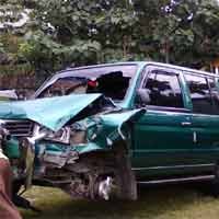 Jantung Kumat, Mobil Anggota Polisi Tabrak Tiang Listrik 