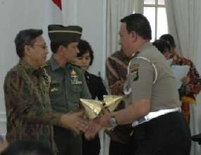 3 Kantor Samsat Polda Metro Raih Piala Citra Pelayanan Prima 2010