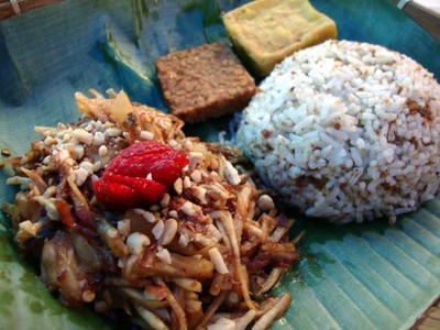 Nikmatnya Ayam Rujak Kang Roejak