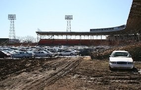 Stadion Baseball Jadi Kuburan Mobil Massal
