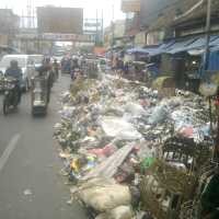 Tumpukan Sampah di Simpang Dago Timbulkan Kemacetan