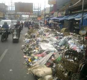 Tumpukan Sampah di Simpang Dago Timbulkan Kemacetan