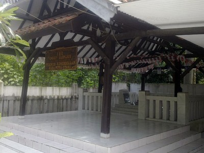 Cungkup Makam Inggit Garnasih Terancam Roboh