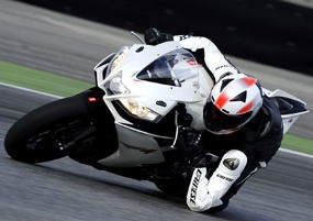 2011 Aprilia Datangkan 2 Motor Sport ke Indonesia
