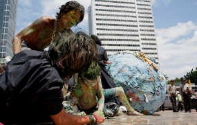 Bola Dunia Raksasa Dipanggul Buruh Migran di Thamrin