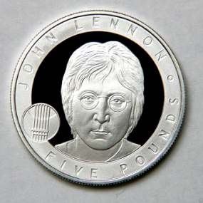 Yoko Ono Sumbangkan Koin Emas John Lennon ke Rumah Sakit