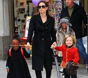 Jolie Hadiahkan Brad Pitt Cincin Senilai Rp 3 Miliar