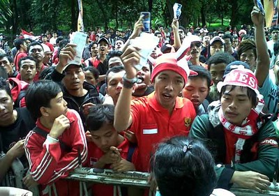 Suporter Indonesia Padati Loket Tiket GBK  