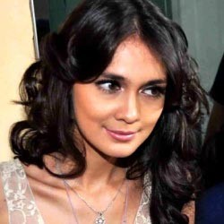 Nonton Video Porno, Luna Maya Geleng-geleng Kepala