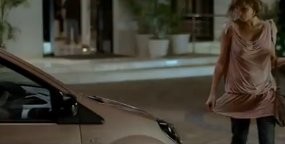 Ada Adegan Lesbian, Iklan Renault Twingo Dicekal di Italia