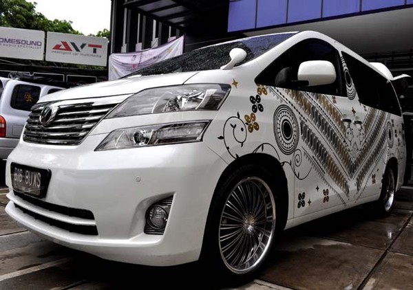 VJ Daniel Ngebatik Mobil