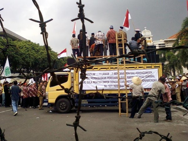 Ribuan Petani Tebu Demo Kantor Gubernur